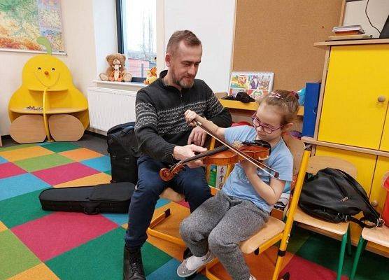 Grafika 12: Poznajemy różne instrumenty