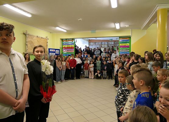 Uczniowie witają Panią Dyrektor