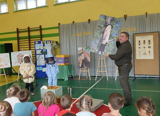 Grafika 22: AKADEMIA PSZCZOŁY BOHATERA