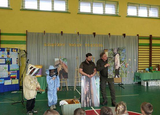 Grafika 23: AKADEMIA PSZCZOŁY BOHATERA