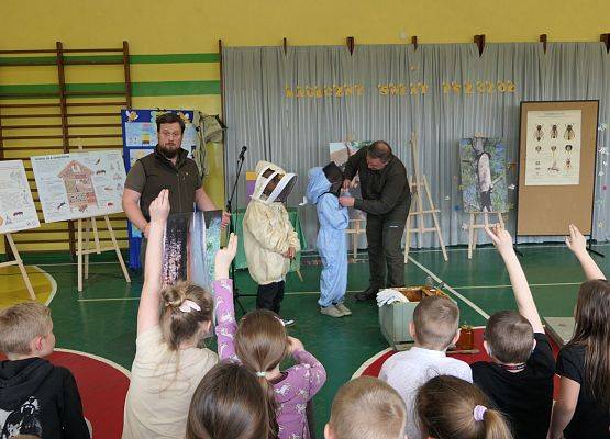 Grafika 24: AKADEMIA PSZCZOŁY BOHATERA