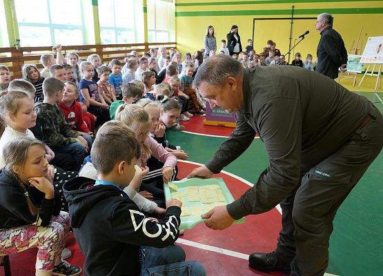 Grafika 21: AKADEMIA PSZCZOŁY BOHATERA