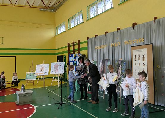 Grafika 31: AKADEMIA PSZCZOŁY BOHATERA