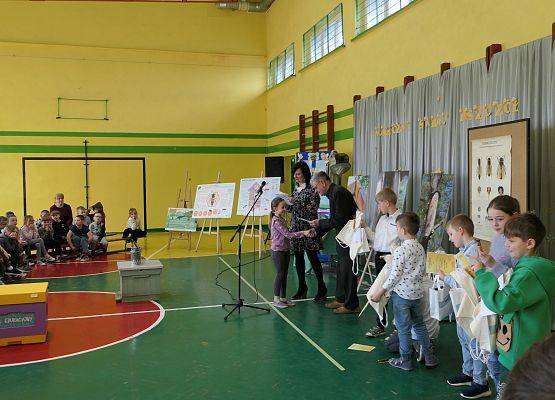 Grafika 32: AKADEMIA PSZCZOŁY BOHATERA