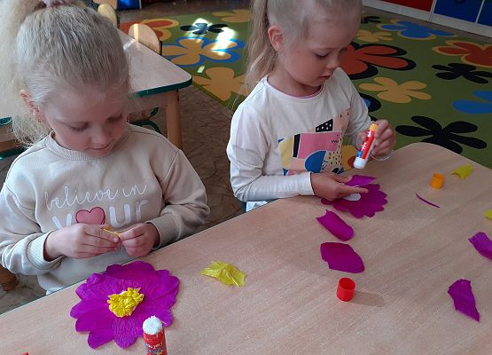 Grafika 12: PRZYGOTOWANIA DO SWIĘTA RODZICÓW