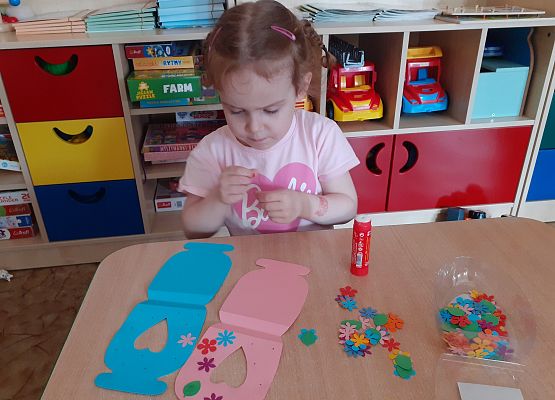 Grafika 57: PRZYGOTOWANIA DO SWIĘTA RODZICÓW