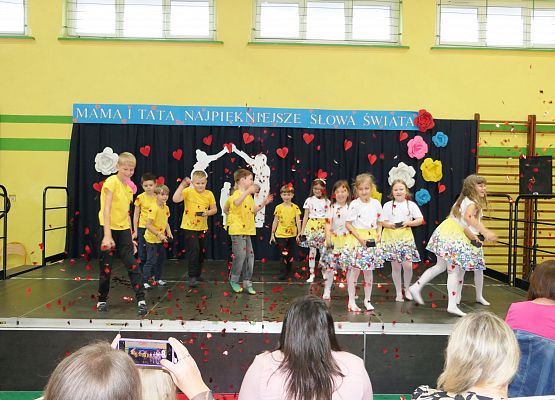 Uroczystość z okazji Dnia Mamy i Taty Garczegorze 2024 rok.