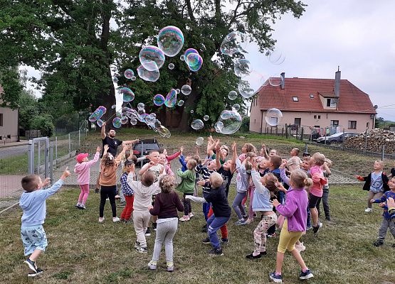 Grafika 7: DZIEŃ DZIECKA