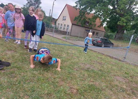 Grafika 1: DZIEŃ  DZIECKA