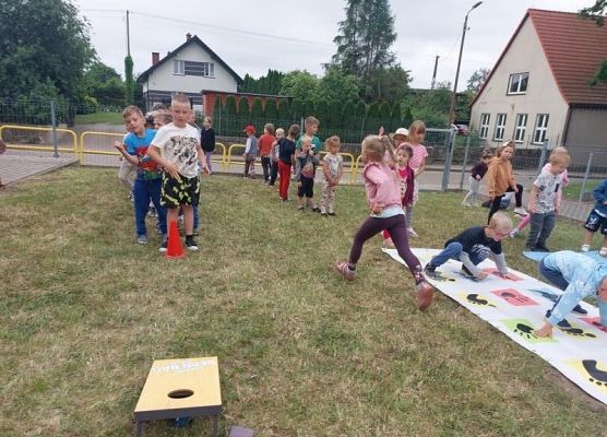 Grafika 8: DZIEŃ  DZIECKA