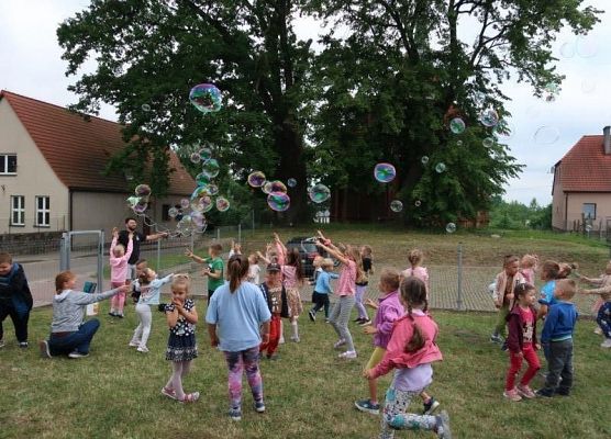 Grafika 57: DZIEŃ  DZIECKA