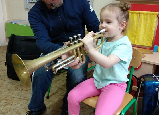 Grafika 2: NA ZAJĘCIACH Z RYTMIKI