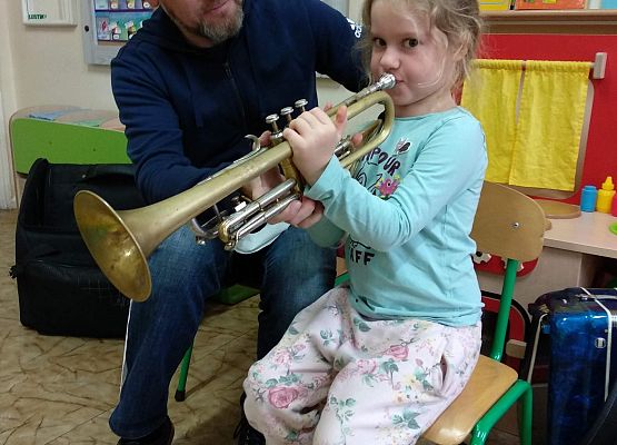 Grafika 4: NA ZAJĘCIACH Z RYTMIKI