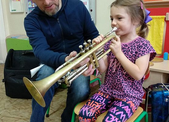 Grafika 7: NA ZAJĘCIACH Z RYTMIKI