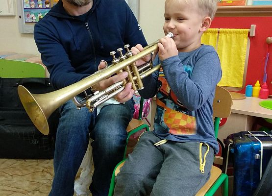 Grafika 8: NA ZAJĘCIACH Z RYTMIKI