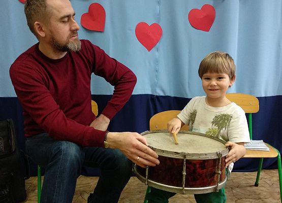 Grafika 16: NA ZAJĘCIACH Z RYTMIKI