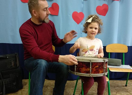 Grafika 18: NA ZAJĘCIACH Z RYTMIKI