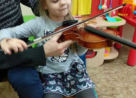 Grafika 21: NA ZAJĘCIACH Z RYTMIKI