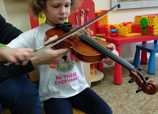 Grafika 23: NA ZAJĘCIACH Z RYTMIKI