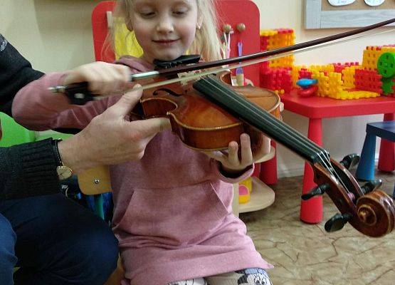 Grafika 27: NA ZAJĘCIACH Z RYTMIKI