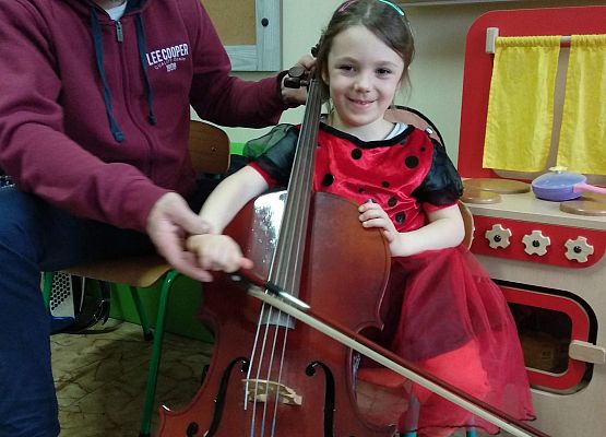 Grafika 32: NA ZAJĘCIACH Z RYTMIKI