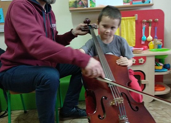 Grafika 35: NA ZAJĘCIACH Z RYTMIKI