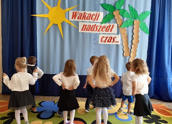 Grafika 4: UROCZYSTE ZAKOŃCZENIE ROKU W PRZEDSZKOLU