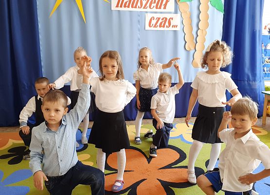 Grafika 8: UROCZYSTE ZAKOŃCZENIE ROKU W PRZEDSZKOLU