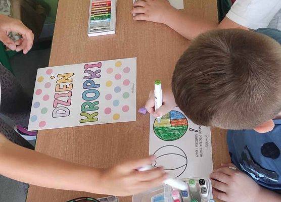 Grafika 4: DZIEŃ KROPKI - W KLASIE III