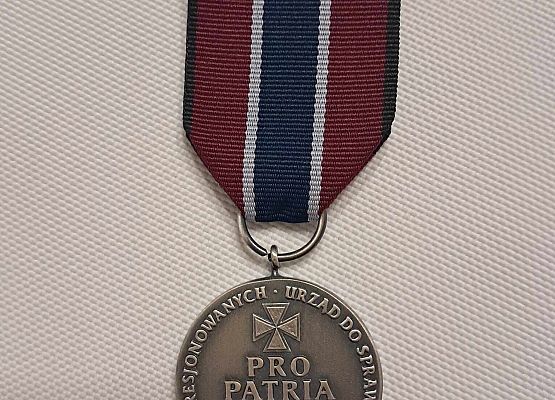Medal PRO PATRIA otrzymany przez panią dyrektor Alicję Guźniczk