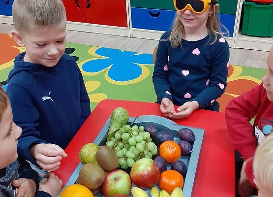 Grafika 6: ZABAWY Z OWOCAMI