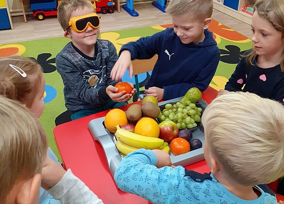 Grafika 9: ZABAWY Z OWOCAMI