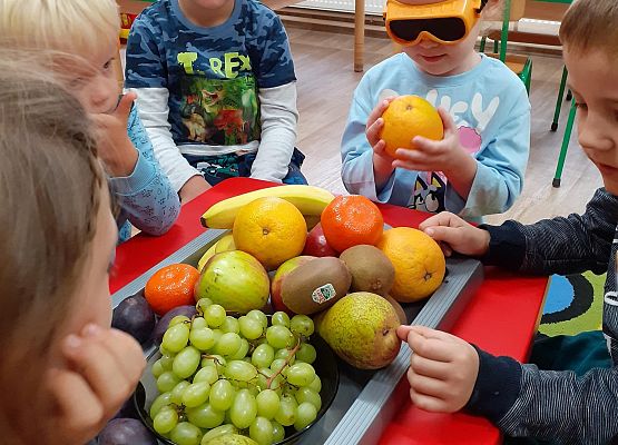 Grafika 11: ZABAWY Z OWOCAMI