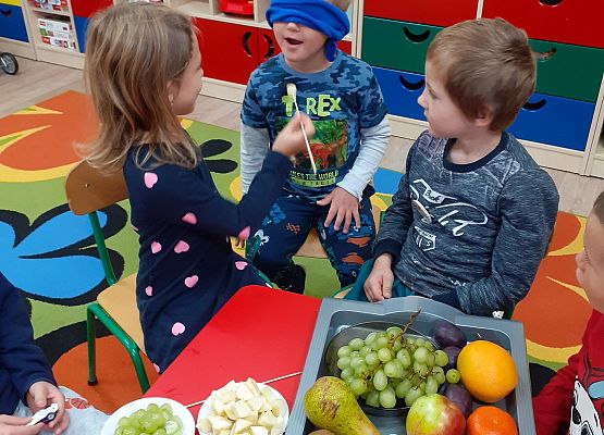 Grafika 20: ZABAWY Z OWOCAMI