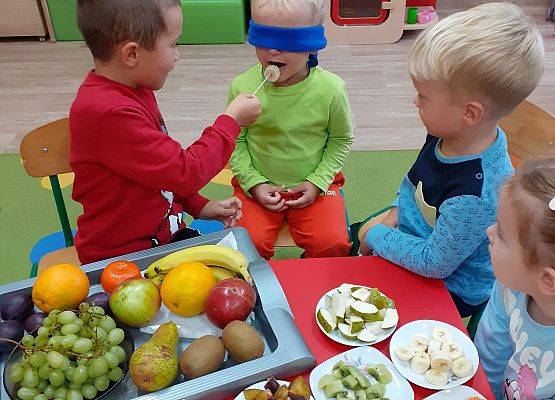 Grafika 24: ZABAWY Z OWOCAMI