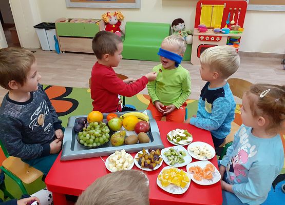 Grafika 25: ZABAWY Z OWOCAMI