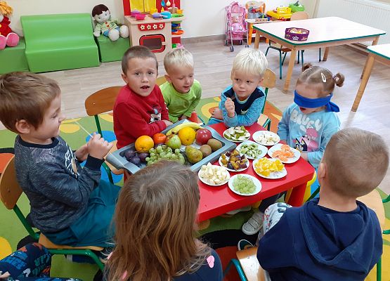 Grafika 28: ZABAWY Z OWOCAMI