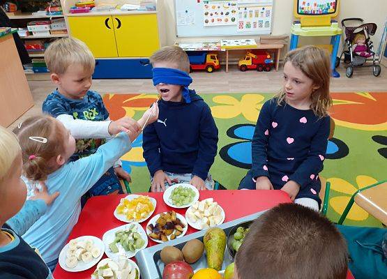 Grafika 30: ZABAWY Z OWOCAMI