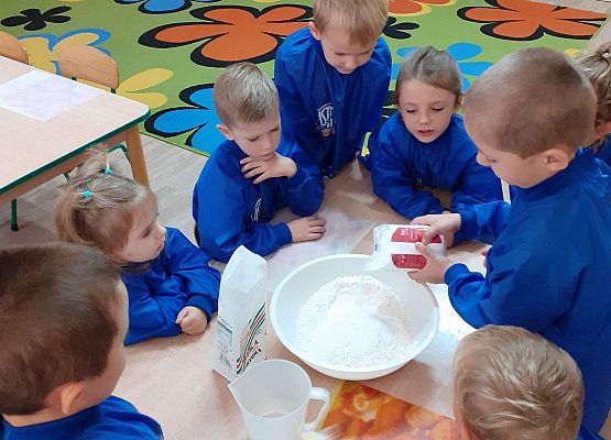 Grafika 2: ĆWICZYMY SPRAWNOŚĆ MANUALNĄ RĄK