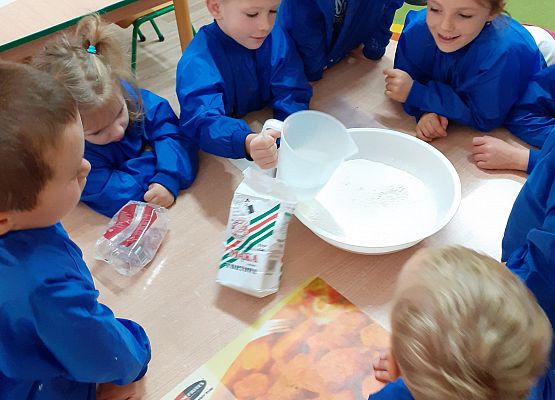 Grafika 4: ĆWICZYMY SPRAWNOŚĆ MANUALNĄ RĄK