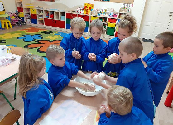 Grafika 6: ĆWICZYMY SPRAWNOŚĆ MANUALNĄ RĄK