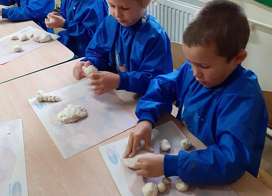 Grafika 12: ĆWICZYMY SPRAWNOŚĆ MANUALNĄ RĄK