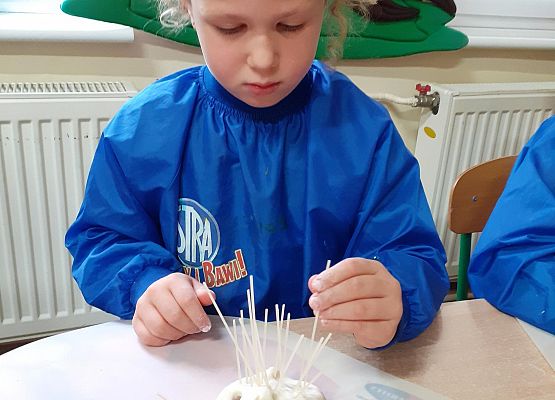 Grafika 15: ĆWICZYMY SPRAWNOŚĆ MANUALNĄ RĄK