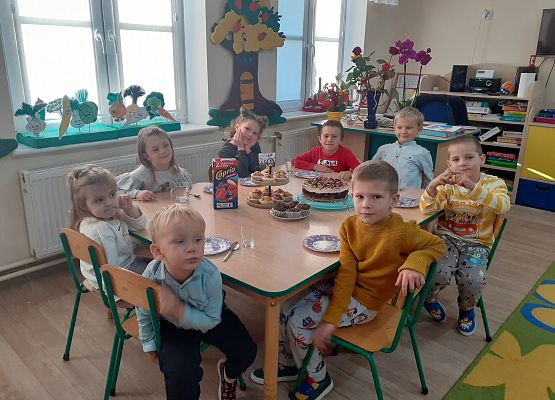 Grafika 2: DZIEŃ PEŁEN SŁODKOŚCI I KWIATÓW