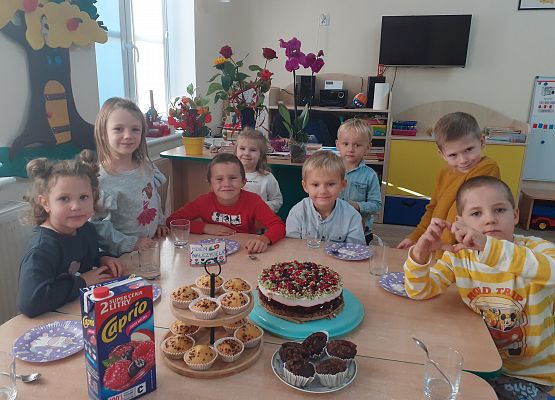 Grafika 3: DZIEŃ PEŁEN SŁODKOŚCI I KWIATÓW