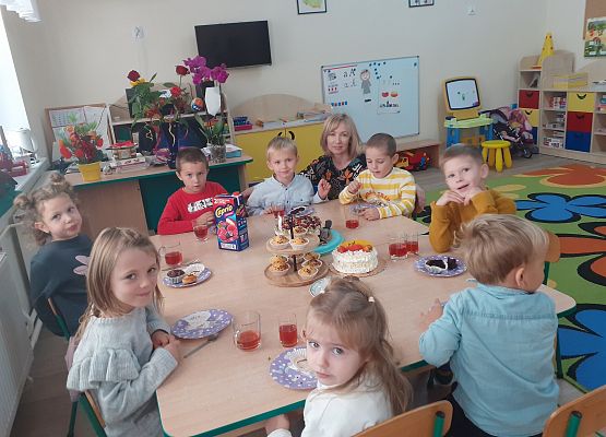 Grafika 1: DZIEŃ PEŁEN SŁODKOŚCI I KWIATÓW