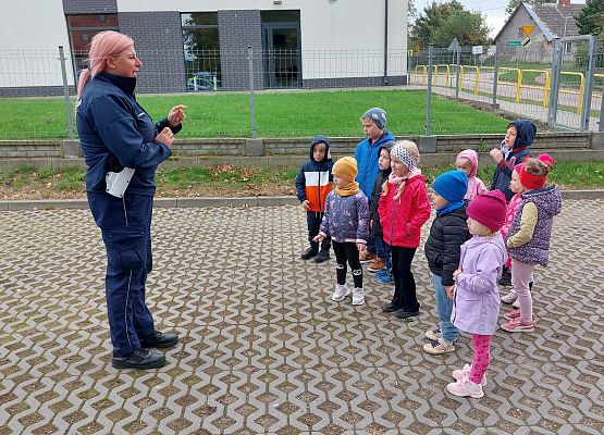 Grafika 2: JESTEŚMY BEZPIECZNI - WIZYTA POLICJANTA W PRZEDSZKOLU