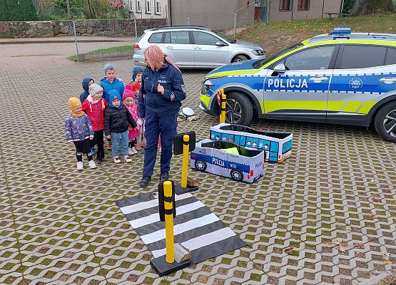 Grafika 3: JESTEŚMY BEZPIECZNI - WIZYTA POLICJANTA W PRZEDSZKOLU