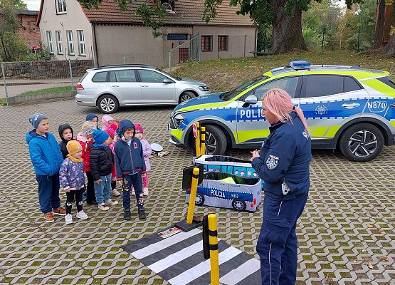 Grafika 4: JESTEŚMY BEZPIECZNI - WIZYTA POLICJANTA W PRZEDSZKOLU