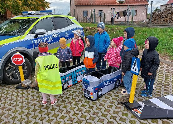 Grafika 6: JESTEŚMY BEZPIECZNI - WIZYTA POLICJANTA W PRZEDSZKOLU
